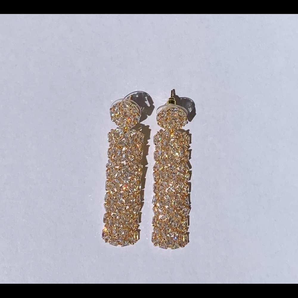 Gold Dangling Earrings!